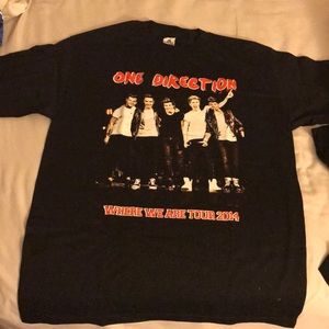 One Direction 2014 tour t-shirt.